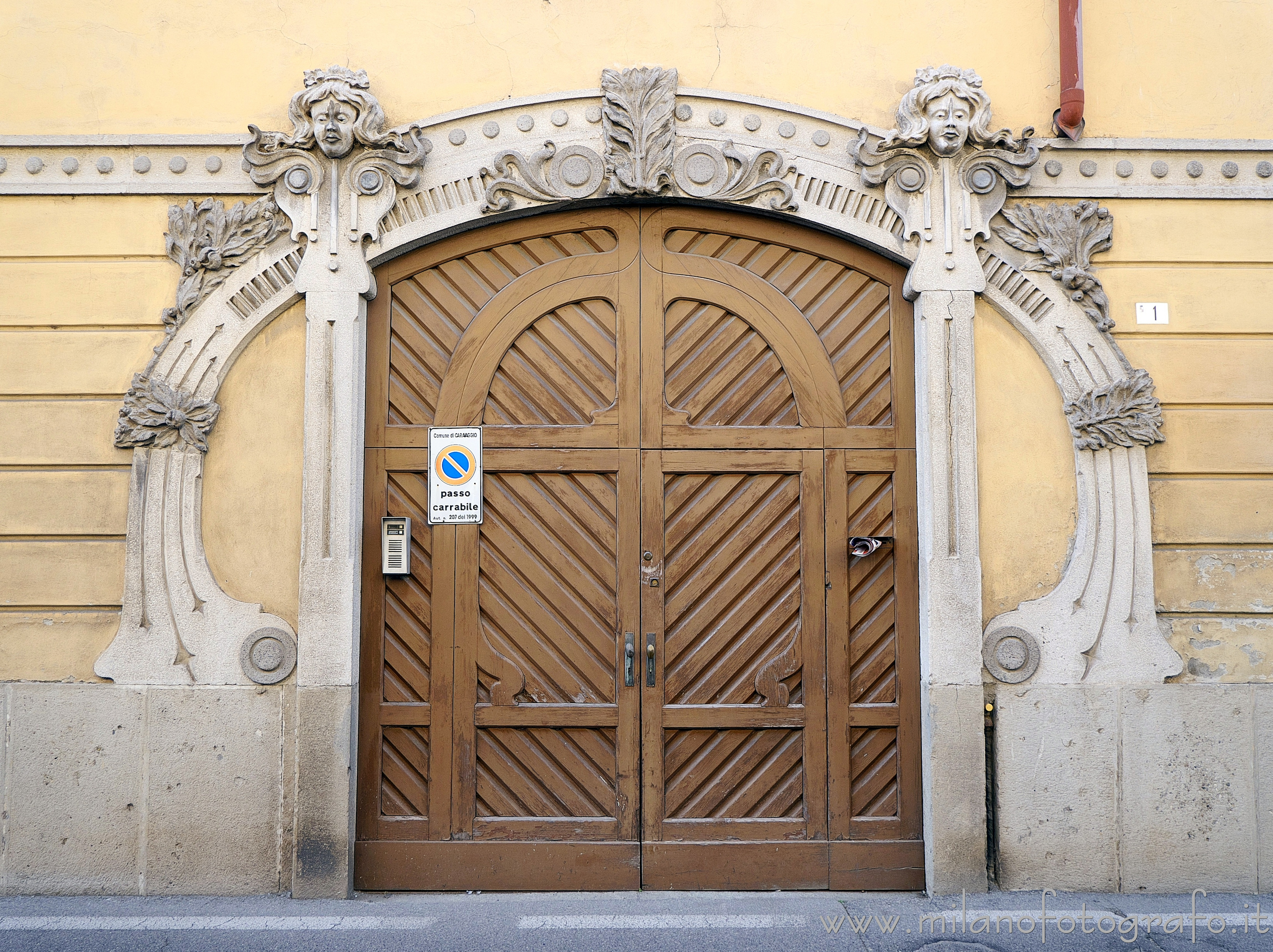 Caravaggio (Bergamo) - Portone liberty in via Michelangelo Merisi 1